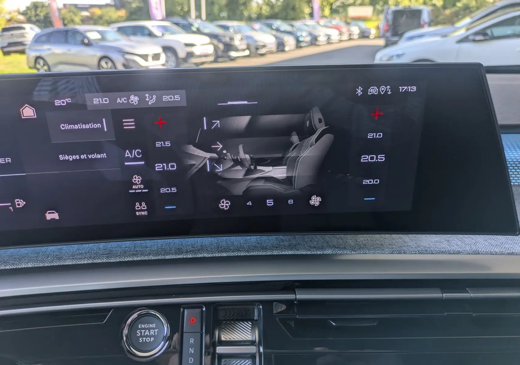 Écran tactile intérieur du Peugeot 3008 Hybrid 145 GT montrant les réglages de climatisation et sièges chauffants.