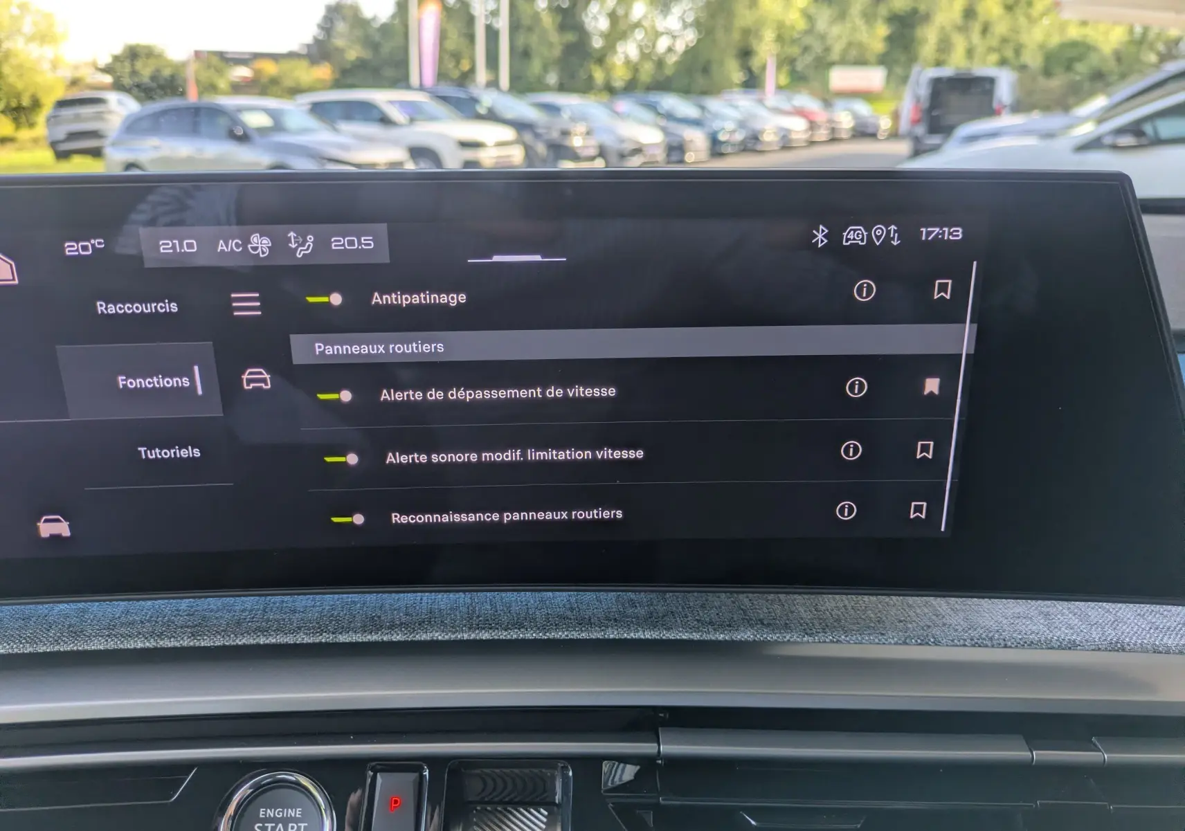 Écran tactile central du Peugeot 3008 Hybrid 145 GT affichant les options d'assistance à la conduite, intérieur moderne.