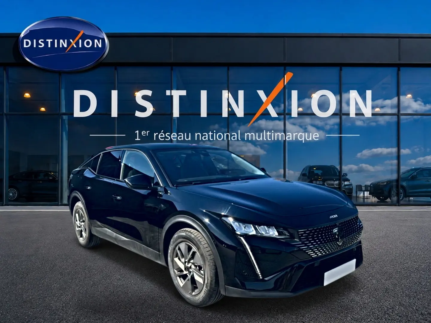Peugeot 408 Hybrid 145 allure e-dcs6 noir vue 3/4 avant avec calandre distinctive et jantes alu devant showroom Distinxion.