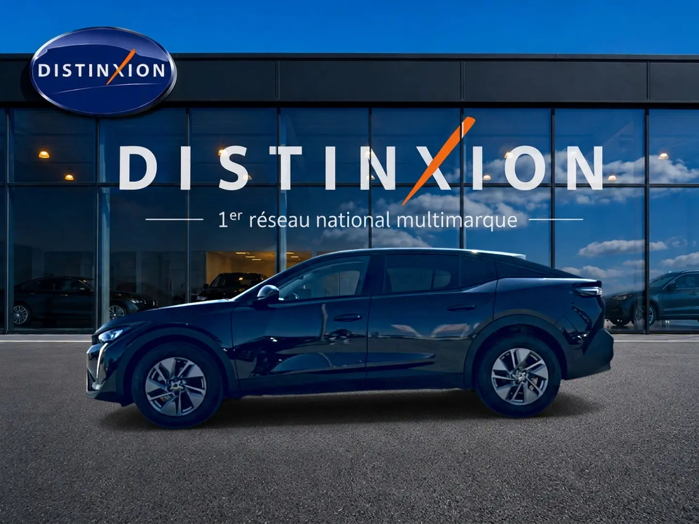 Profil côté gauche du Peugeot 408 Hybrid 145 allure noir, avec jantes alu et vitres arrière surteintées devant une vitrine Distinxion.