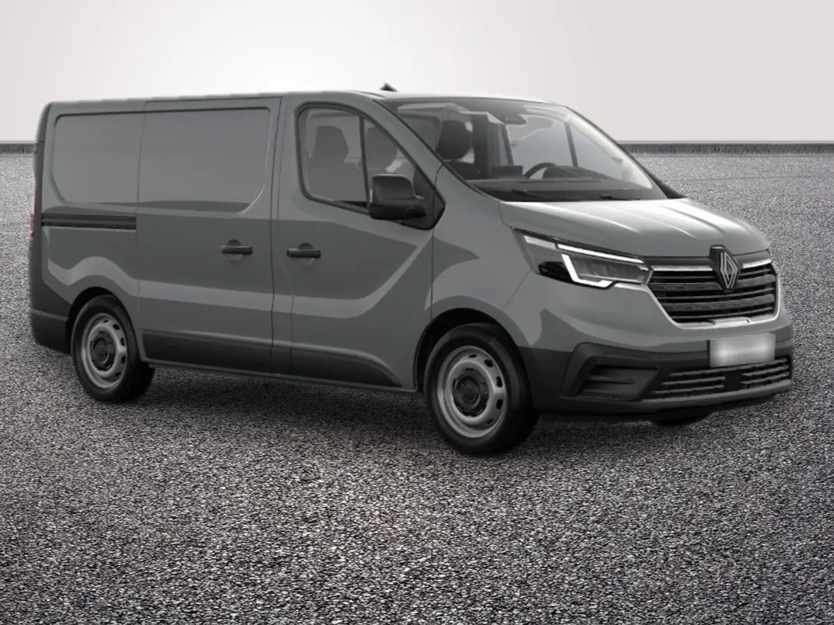Vue 3/4 avant droit d’un Renault Trafic Fourgon gris foncé avec phares LED et calandre noire distinctive.