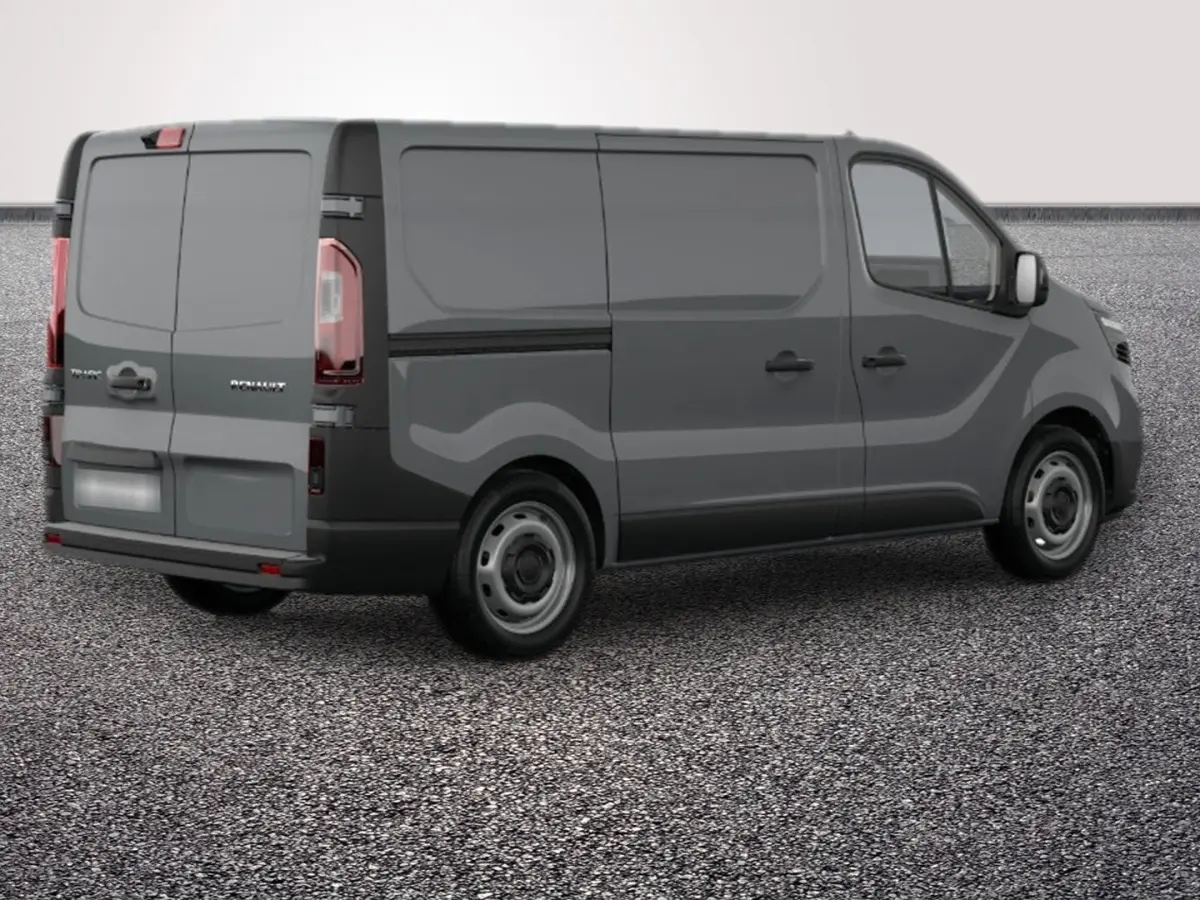 Vue 3/4 arrière droite d’un Renault Trafic Fourgon gris foncé avec portes arrière fermées sur sol gravillonné.
