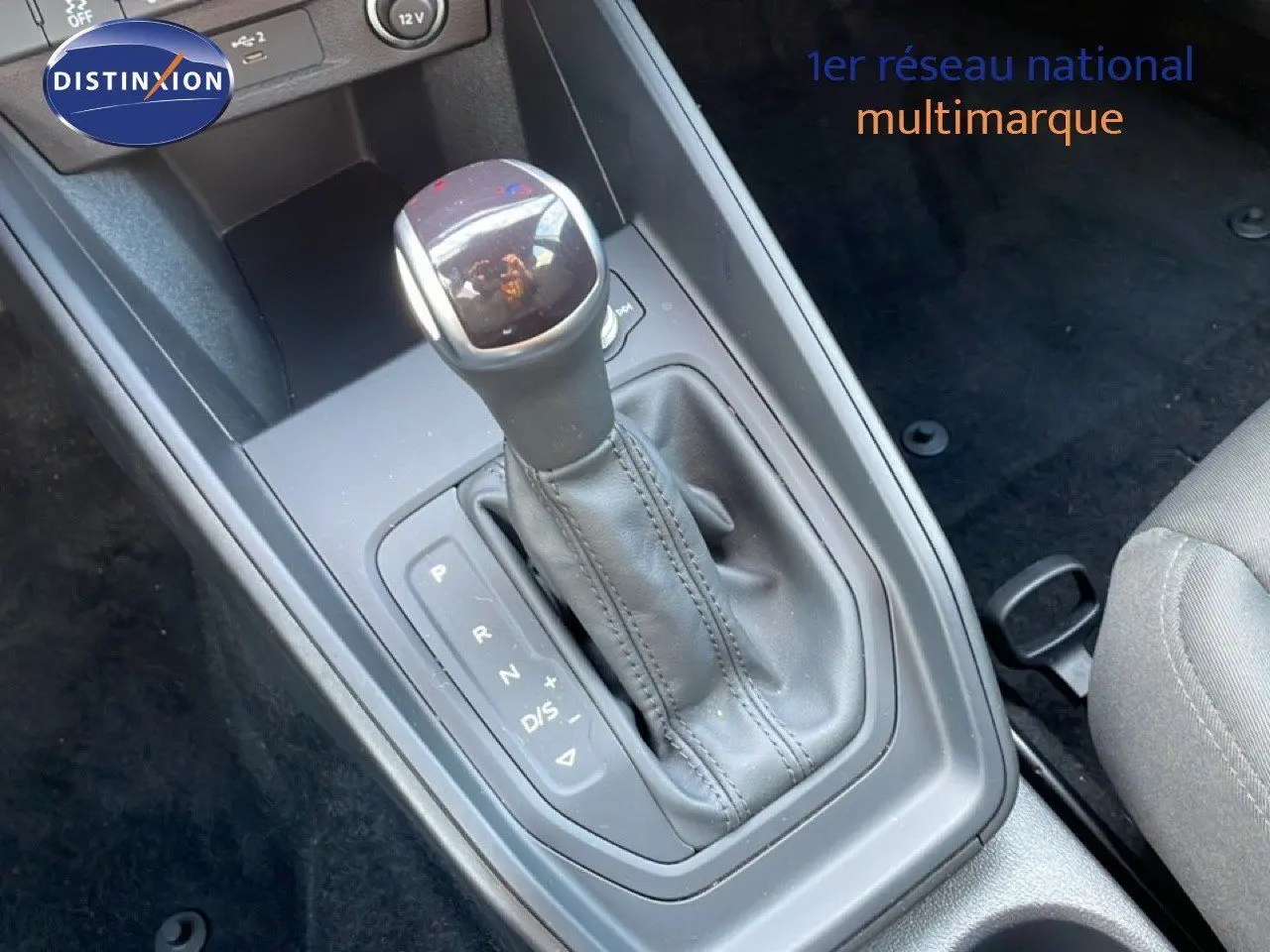 Le levier de vitesses automatique de l'Audi A1 Sportback 30 TFSI 110ch en cuir noir, vue rapprochée intérieure.