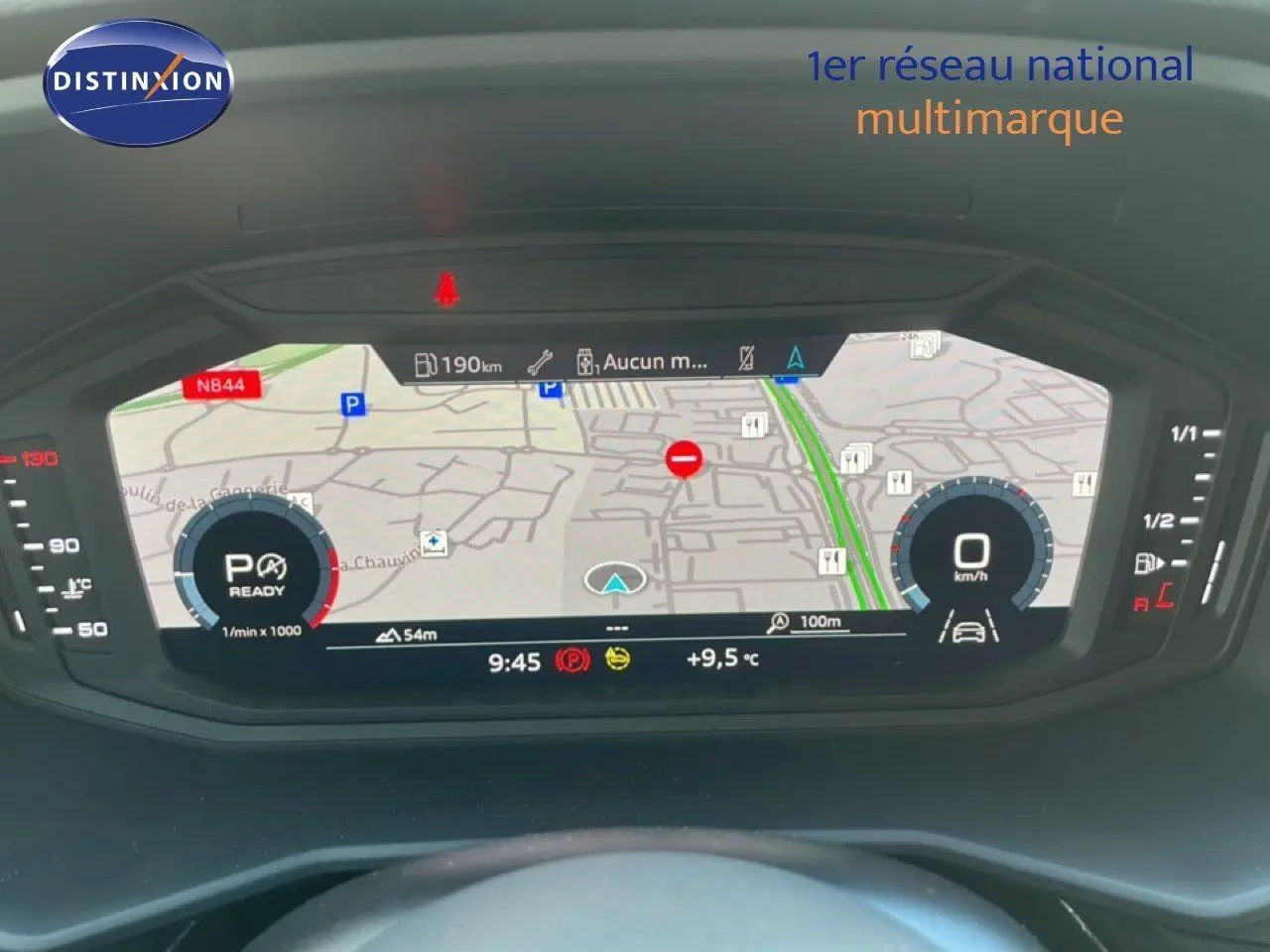 Affichage numérique du tableau de bord de l'Audi A1 Sportback 2023 montrant la navigation et les instruments de bord.