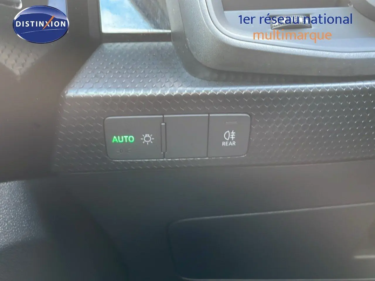 Gros plan sur les commandes d'éclairage automatiques et antibrouillard arrière de l'Audi A1 Sportback 2023.