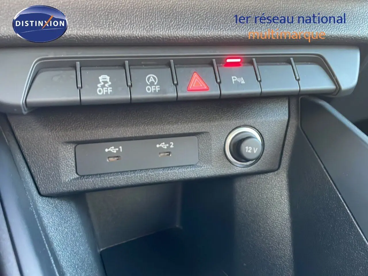 Vue rapprochée de la console centrale de l'Audi A1 Sportback 2023, montrant les boutons de contrôle et ports USB.