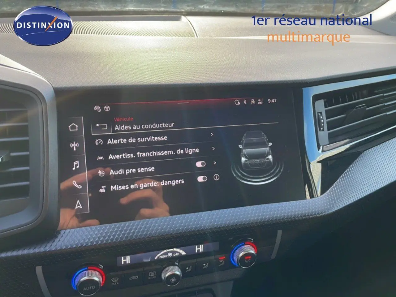 Écran tactile central de l'Audi A1 Sportback 2023 montrant les aides à la conduite dans un intérieur moderne.