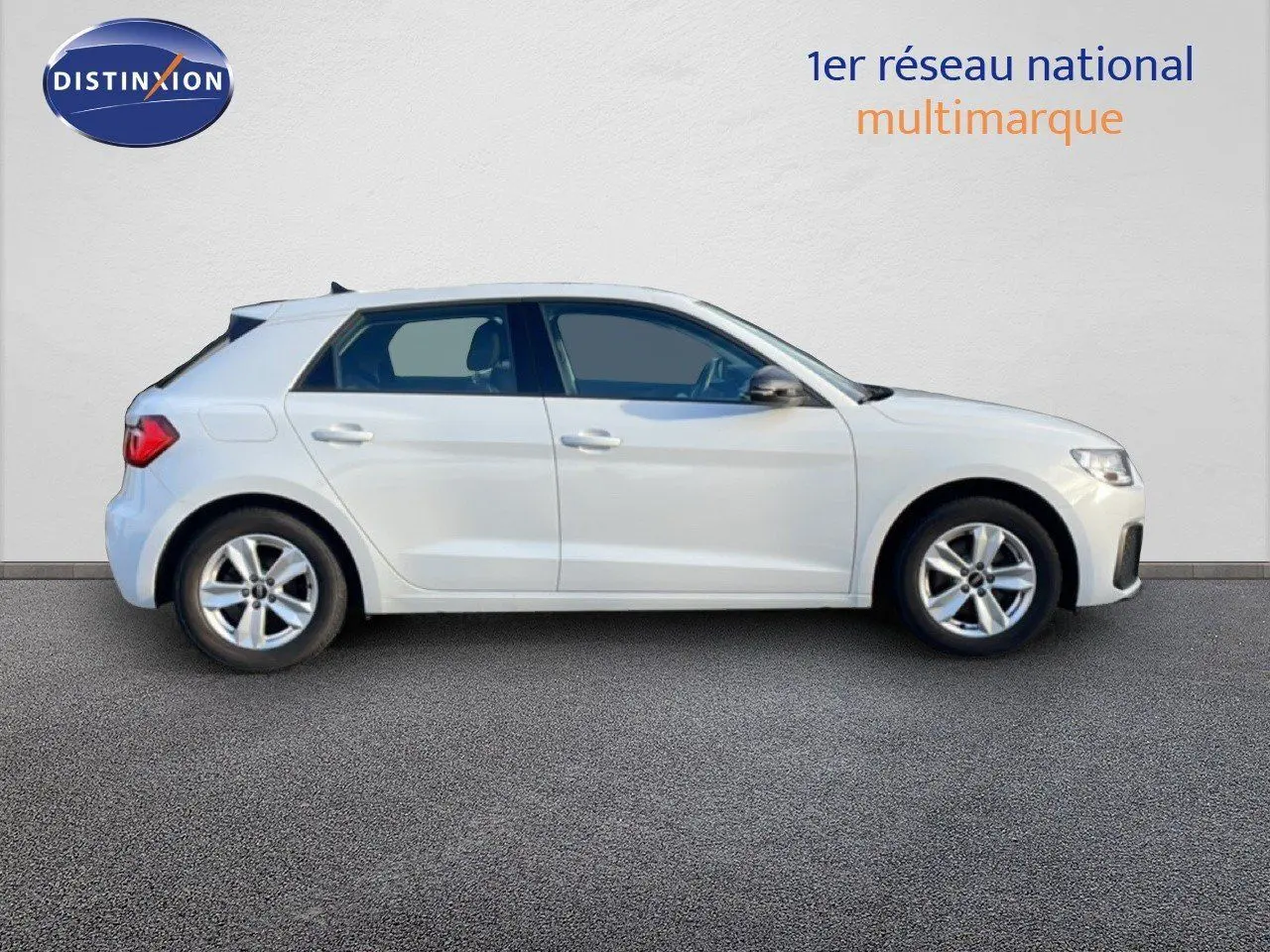 Profil côté gauche d'une Audi A1 Sportback blanche glacier métal de 2023, compacte et élégante, sur fond neutre.