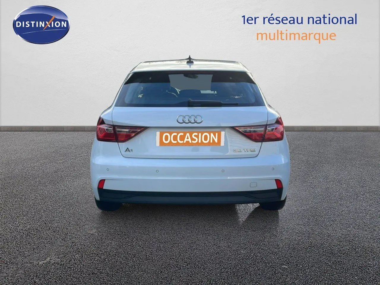 Vue arrière d'une Audi A1 Sportback blanche Glacier Metal 2023 avec feux arrière LED et plaque occasion.