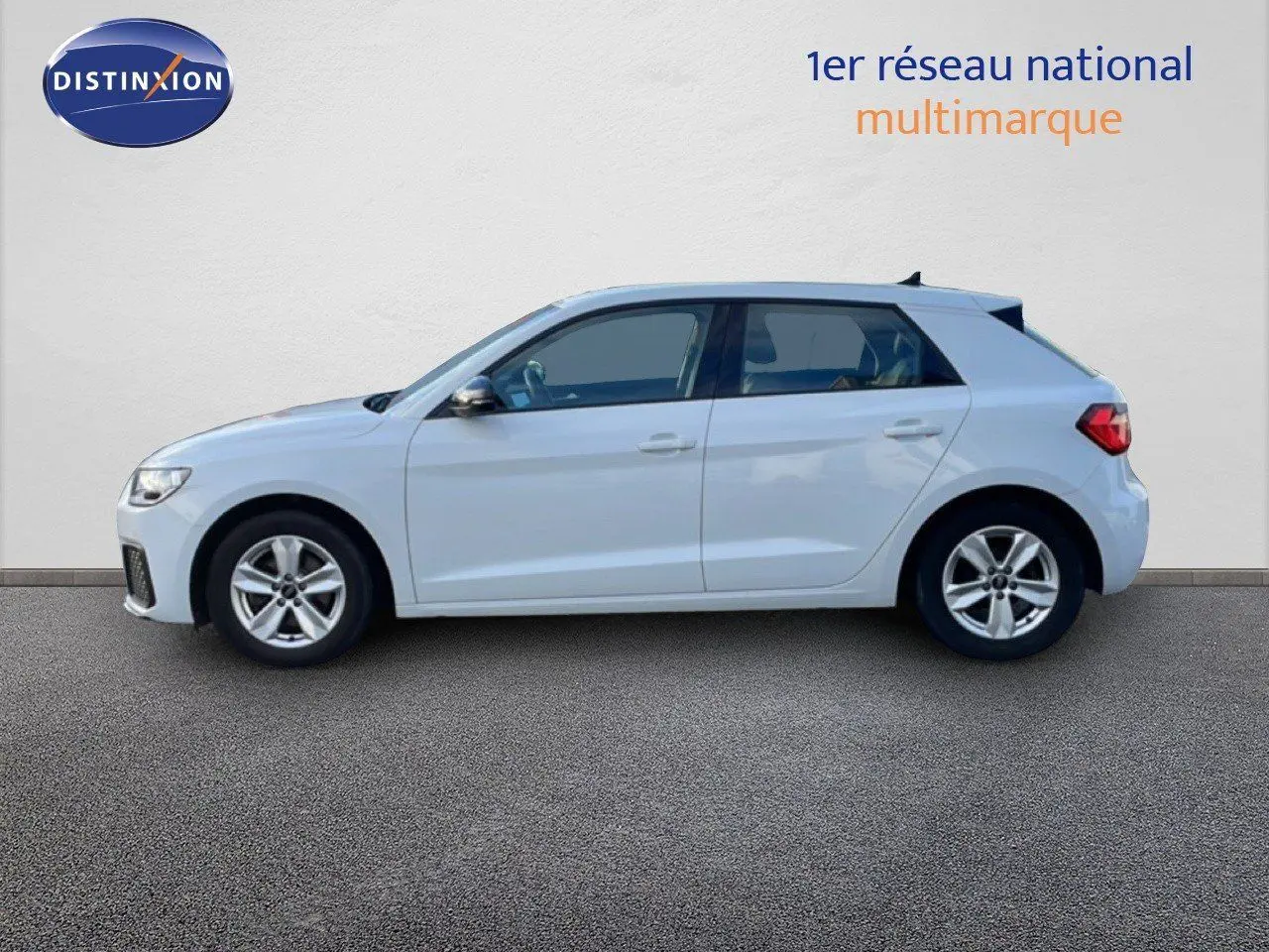 Profil côté gauche d'une Audi A1 Sportback blanche glacier métal 5 portes, vue sur fond neutre en extérieur.