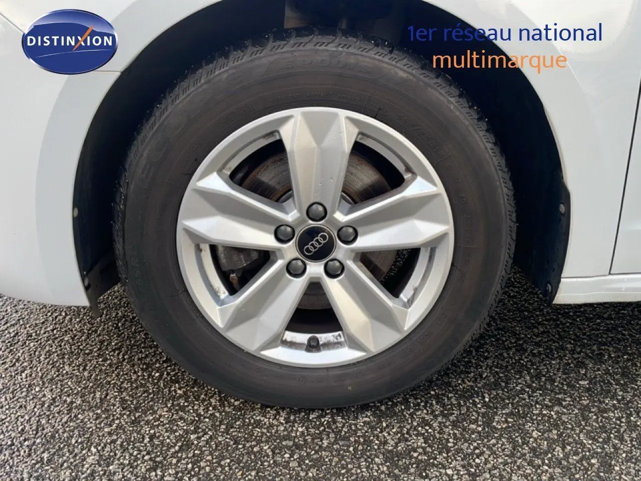 Gros plan sur la roue avant gauche blanche glacier métal d'une Audi A1 Sportback 30 TFSI 2023.