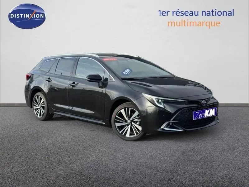 Toyota Corolla 1.8 Hybride noire vue 3/4 avant droit avec jantes alliage et calandre chromée.