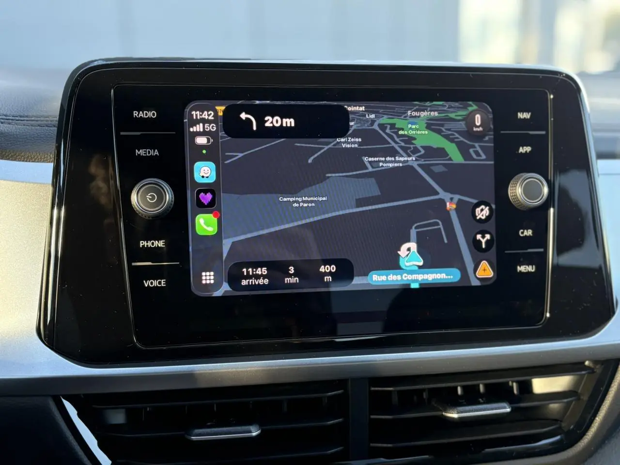 Écran tactile 8 pouces du système de navigation du Volkswagen T-Roc 1.5 TSI gris Indium, vue intérieure frontale.