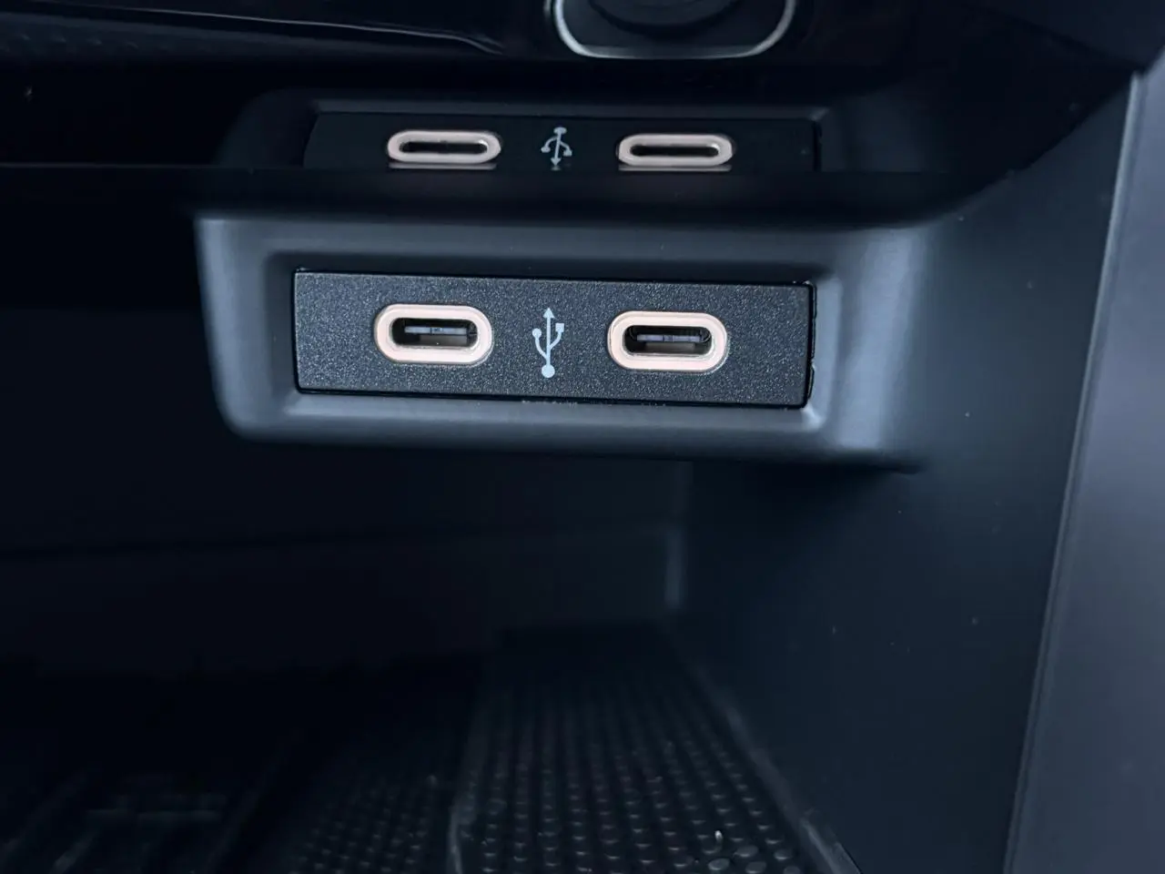 Gros plan sur les ports USB-C doubles du Volkswagen T-Roc 1.5 TSI 150 DSG Life 30 Years, intérieur noir.