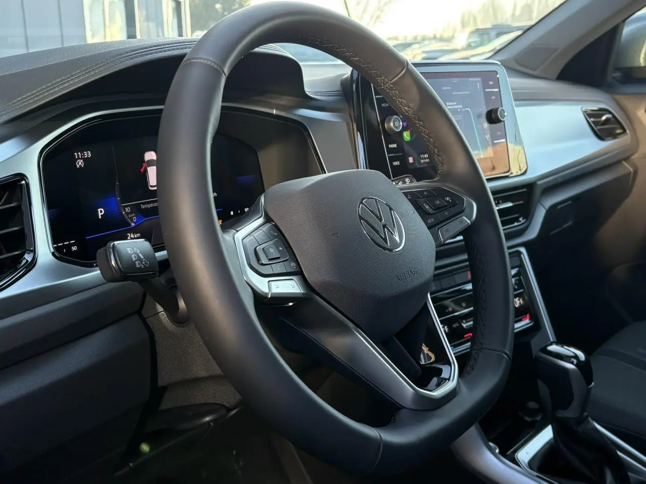 Vue rapprochée du volant cuir multifonction et du tableau de bord numérique du Volkswagen T-Roc 2025.
