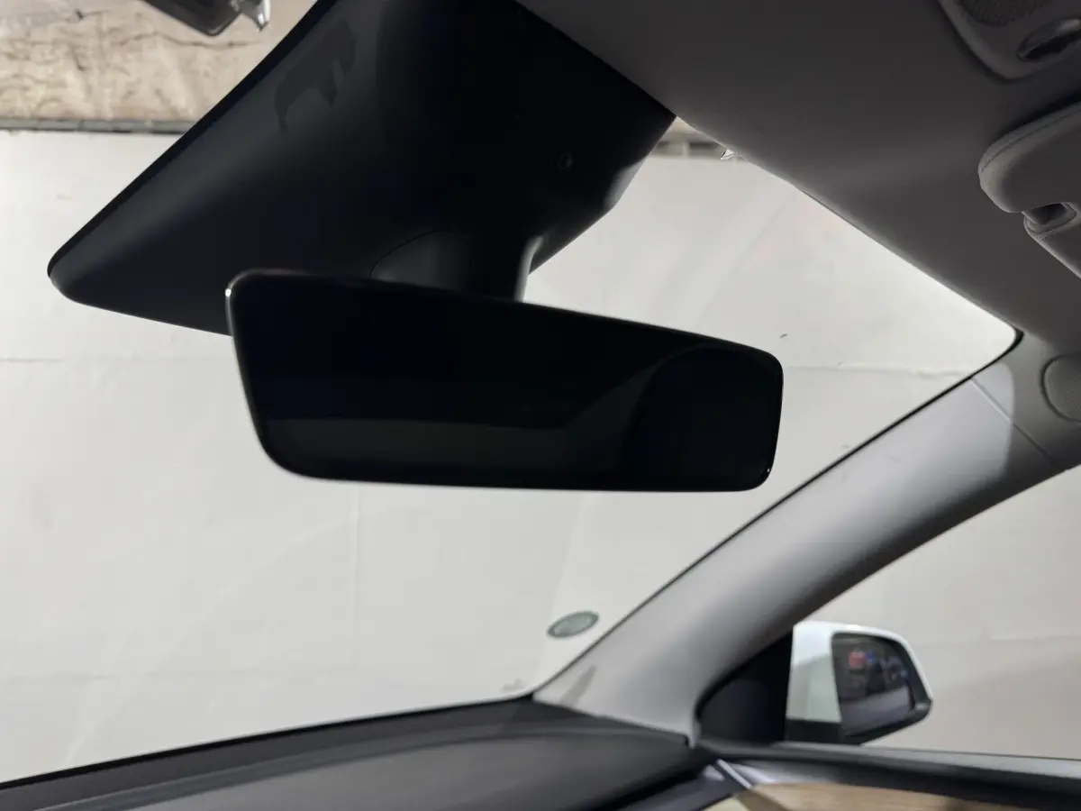 Vue intérieure du rétroviseur central noir et du côté droit blanc de la Tesla Model Y Grand Autonomie 2022.