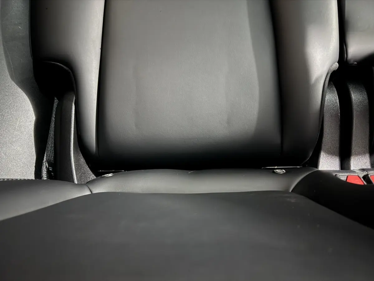 Gros plan sur la banquette arrière en cuir noir du Tesla Model Y Grand Autonomie 2022, intérieur épuré.