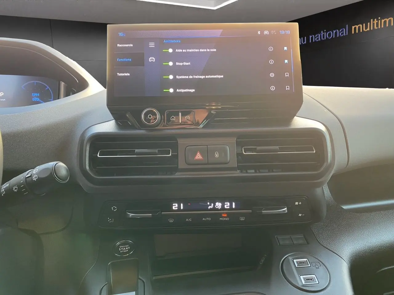 Vue intérieure du tableau de bord du Peugeot Rifter 2026 avec écran tactile 10'' et commandes climatisation bi-zone.