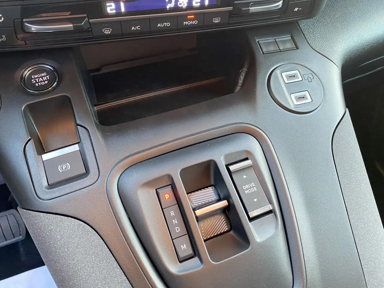 Gros plan sur la console centrale noire du Peugeot Rifter 2026 avec sélecteur de boîte auto et boutons Drive Mode et Start/Stop.