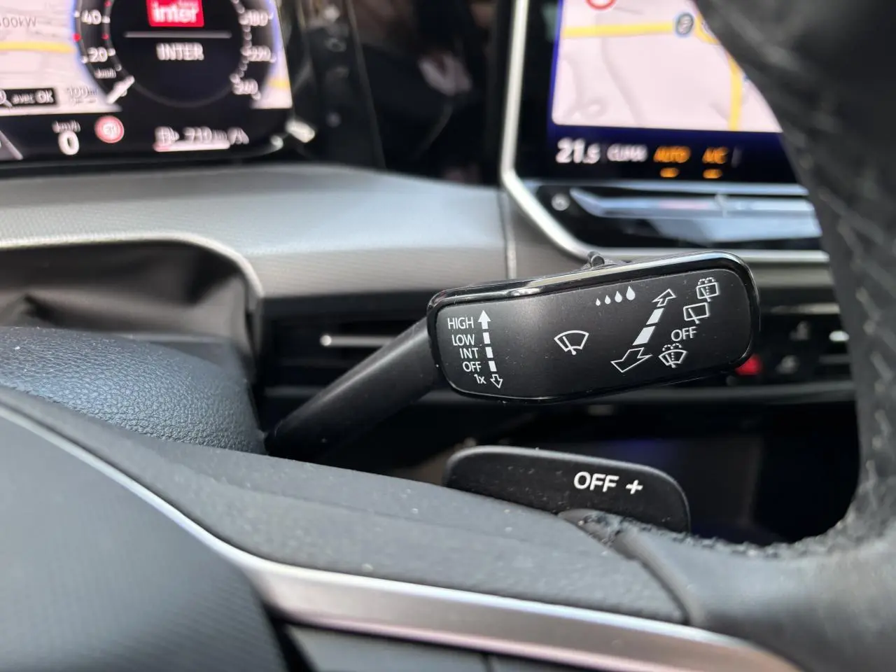 Gros plan sur la commande des essuie-glaces dans l’habitacle d’une Volkswagen Golf blanche 2024, version Edition 50.