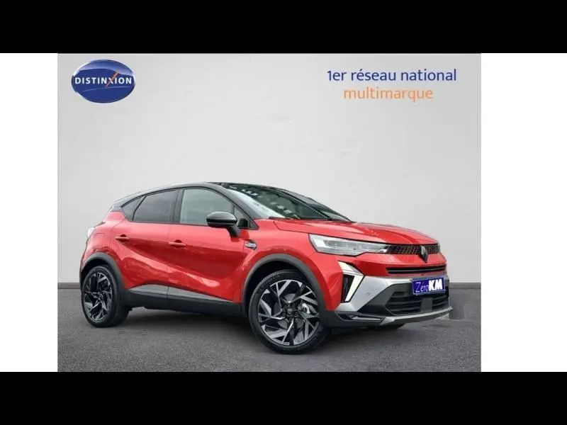 Vue 3/4 avant droite du Renault Captur 2025 rouge Flamme avec toit noir Etoilé et jantes noires distinctives.