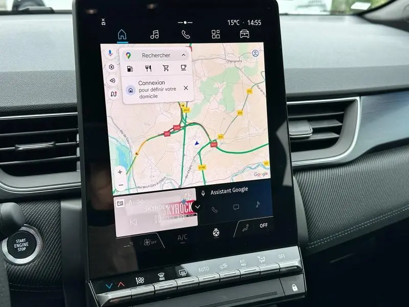 Écran tactile central du Renault Captur 2025 affichant la navigation, avec tableau de bord noir et bouton Start Engine Stop visible.