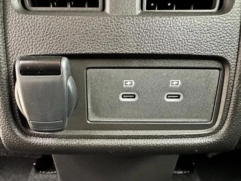 Gros plan sur deux ports USB-C et une prise 12V intégrés dans l’habitacle du Renault Captur 2025.