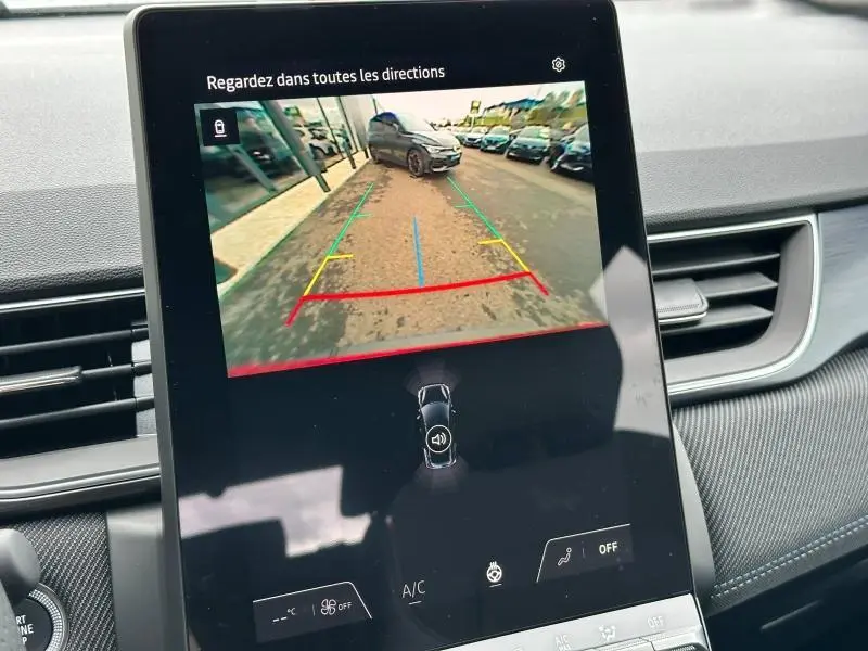 Écran central montrant la caméra de recul du Renault Captur 2025 avec vue arrière et lignes de guidage colorées.