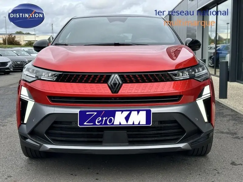 Vue frontale du Renault Captur 1.6 E-Tech hybride rouge Flamme avec détails noirs et signature lumineuse verticale distinctive.