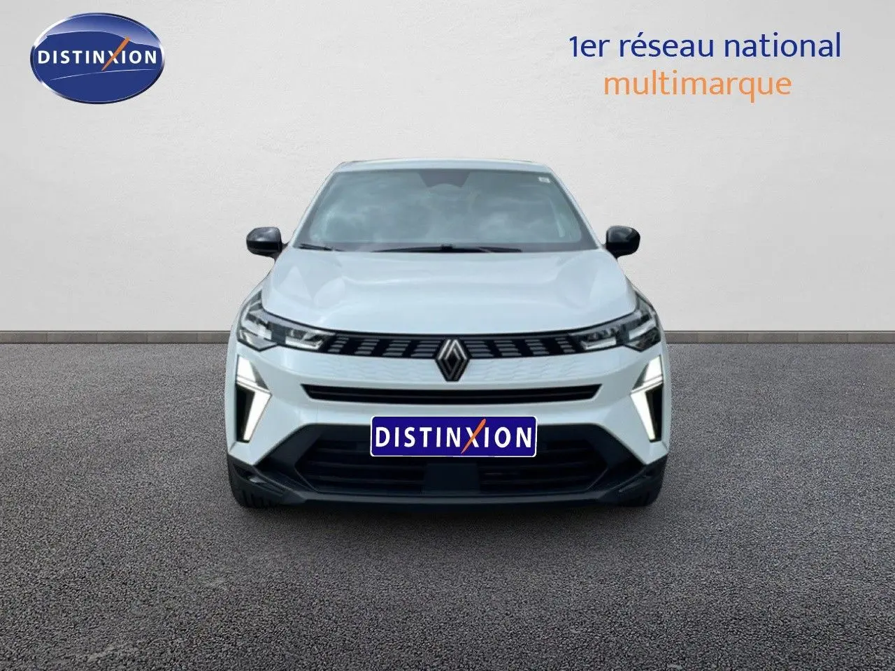 Vue avant d'une Renault Symbioz gris rafale métal avec calandre noire et feux LED verticaux allumés.