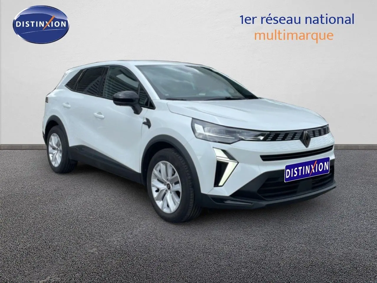 Renault Symbioz gris clair en 3/4 avant droit, SUV compact avec calandre moderne et feux LED distinctifs.