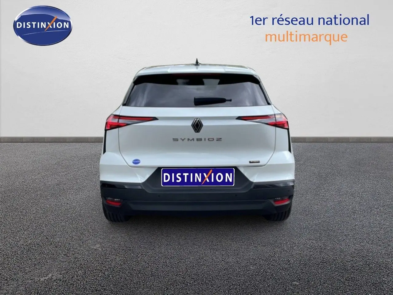 Vue arrière d'une Renault Symbioz gris rafale métal 2025 avec feux arrière fins et logo central distinctif.