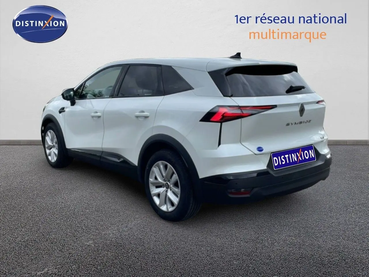 Vue 3/4 arrière droite d'un Renault Symbioz gris rafale métal avec feux arrière LED et vitrage teinté.
