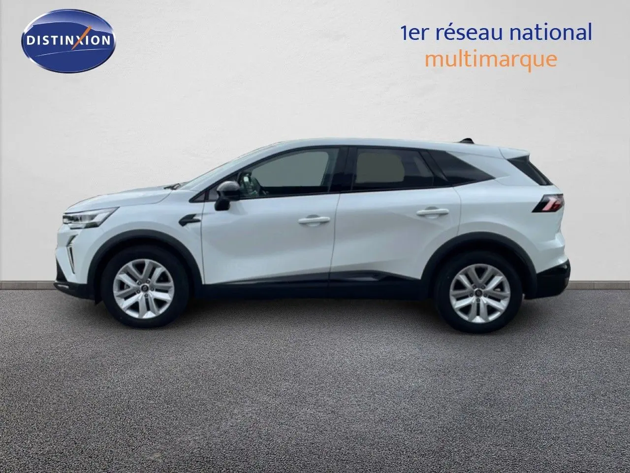 Vue de profil côté gauche d'un Renault Symbioz gris rafale métal, SUV hybride essence 2025 avec jantes alliage.