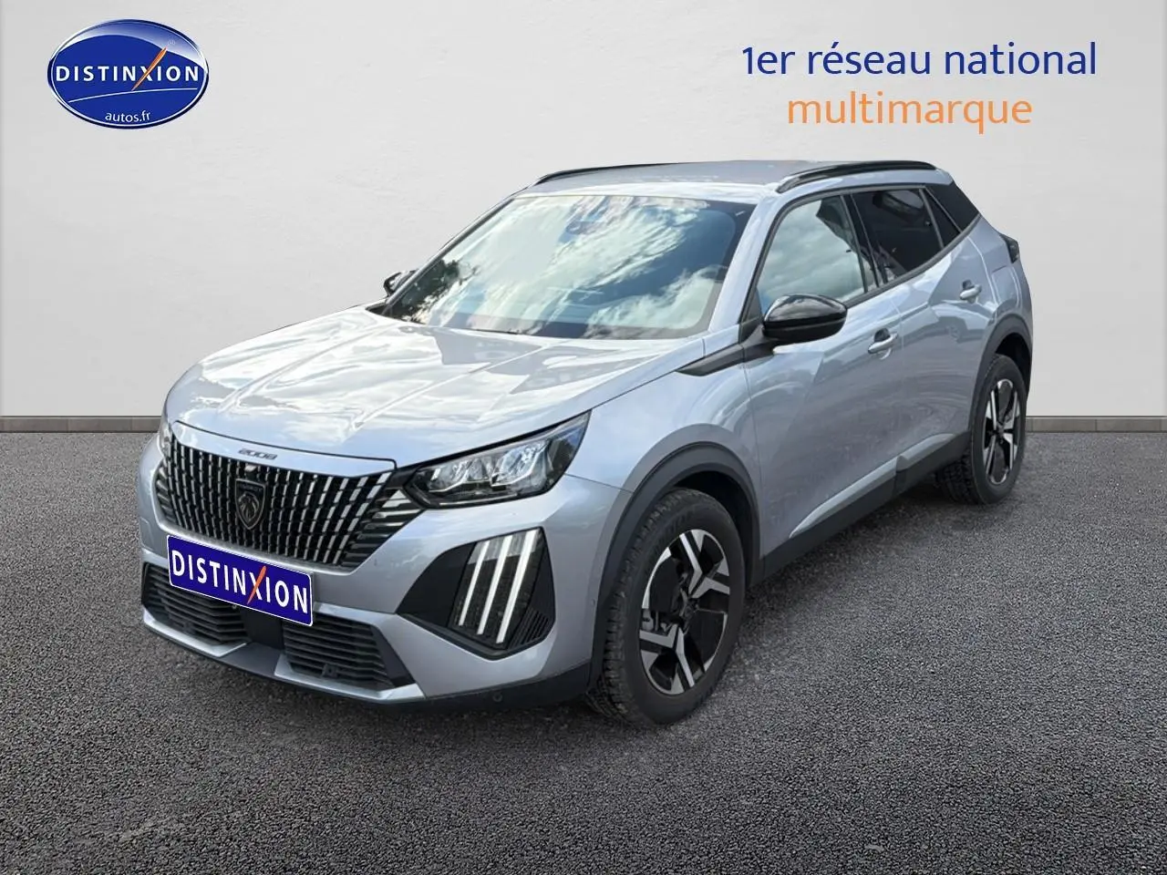 Peugeot 2008 gris artense vue 3/4 avant droit avec calandre noire et feux LED verticaux distinctifs.