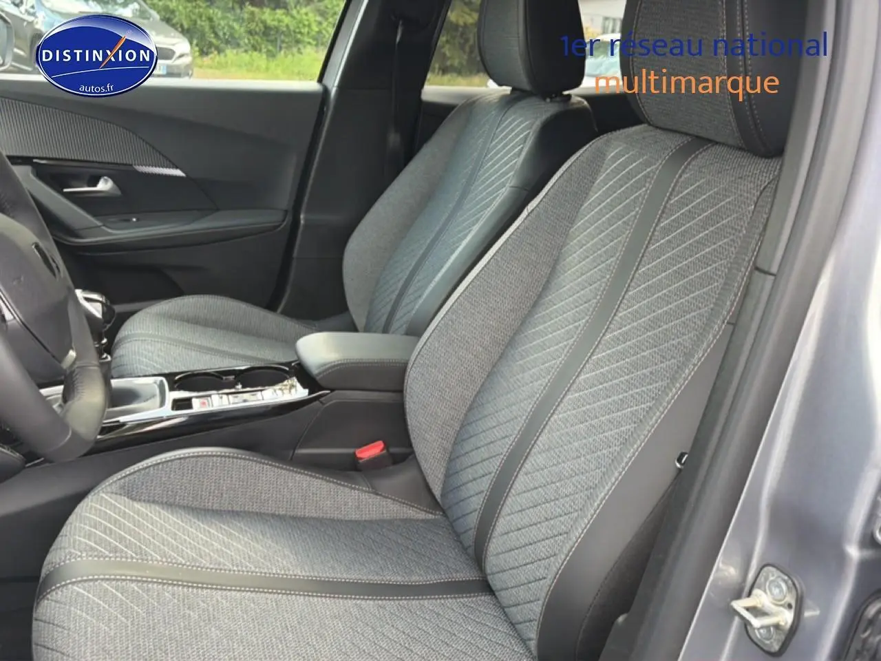 Vue intérieure côté droit des sièges avant en tissu gris embossé du Peugeot 2008 1.2 100 allure gris artense 2025.