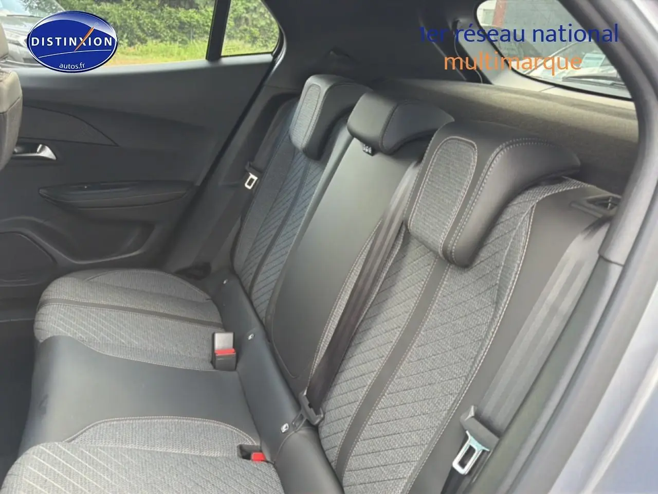 Vue latérale droite de la banquette arrière en tissu gris embossé du Peugeot 2008 1.2 100 Allure 2025.