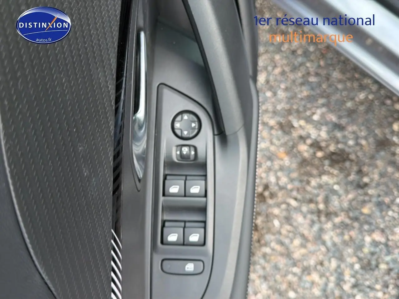 Détail des commandes de lève-vitres et rétroviseurs sur la porte côté conducteur d'une Peugeot 2008 gris Artense.