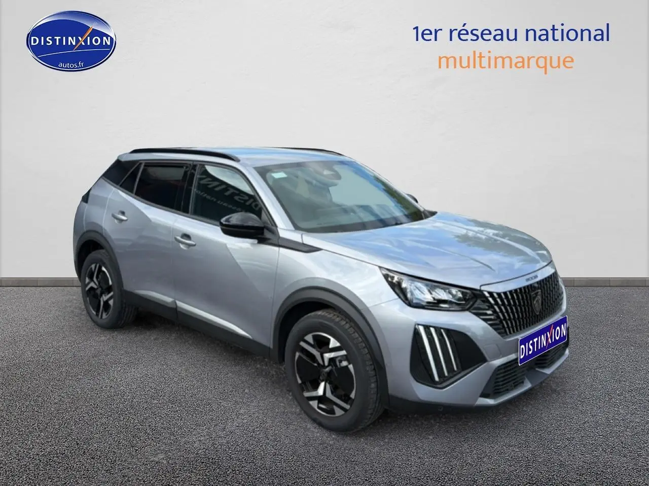 Peugeot 2008 gris artense en 3/4 avant droit, avec jantes alu et feux LED distinctifs.