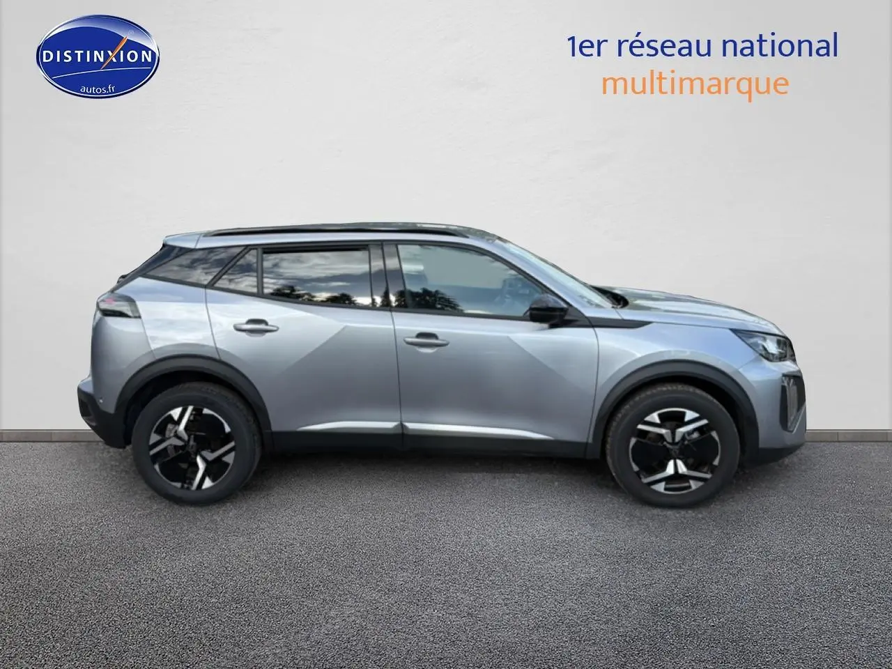 Profil droit d'un Peugeot 2008 1.2 100 Allure gris Artense avec jantes alu et vitres teintées, vue extérieure claire.