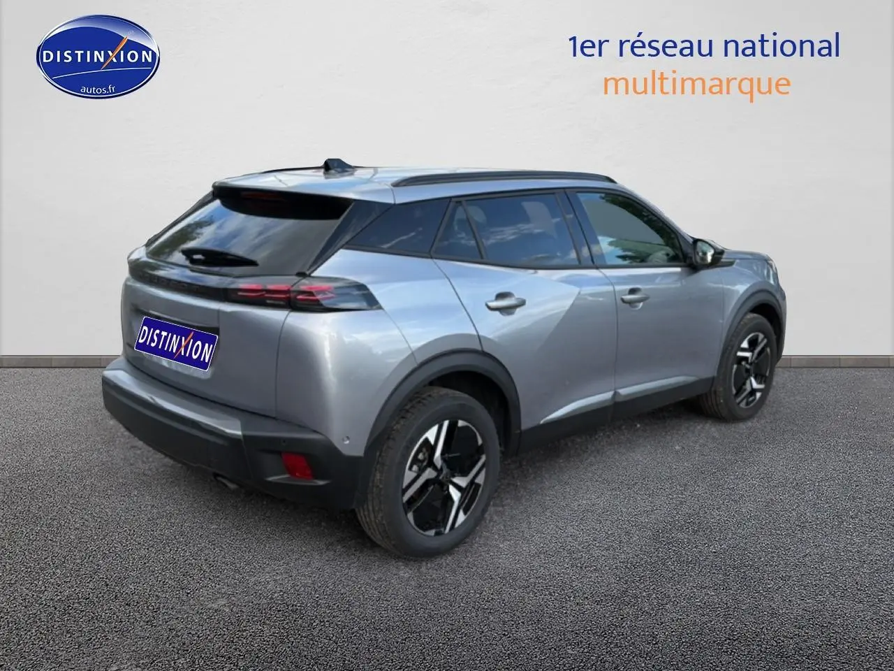 Peugeot 2008 gris artense en 3/4 arrière droit, avec jantes alu et vitres arrière teintées.