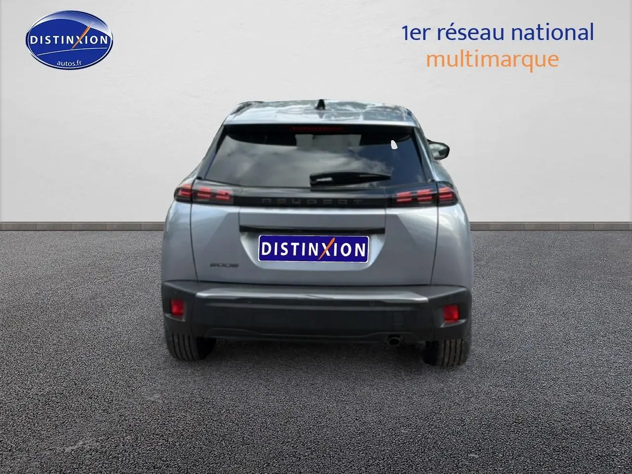 Vue arrière d’un Peugeot 2008 gris Artense 2025 avec feux arrière LED et lunette arrière teintée.