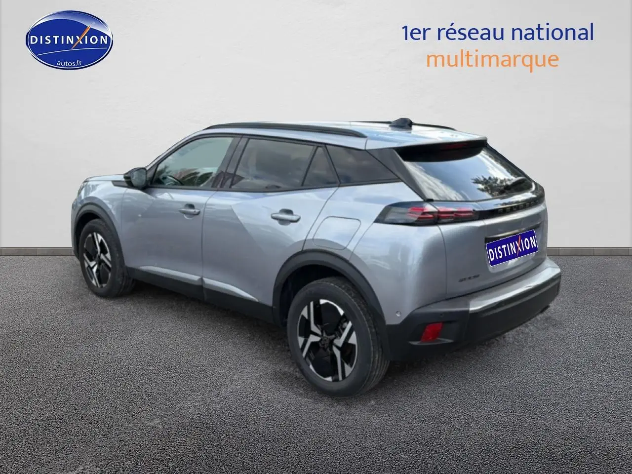 Vue 3/4 arrière droit du Peugeot 2008 gris artense avec jantes alu et vitres arrière teintées.