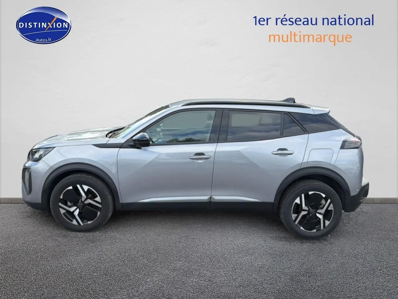 Vue latérale droite du Peugeot 2008 1.2 100 Allure gris Artense avec jantes alliage et vitres arrière teintées.