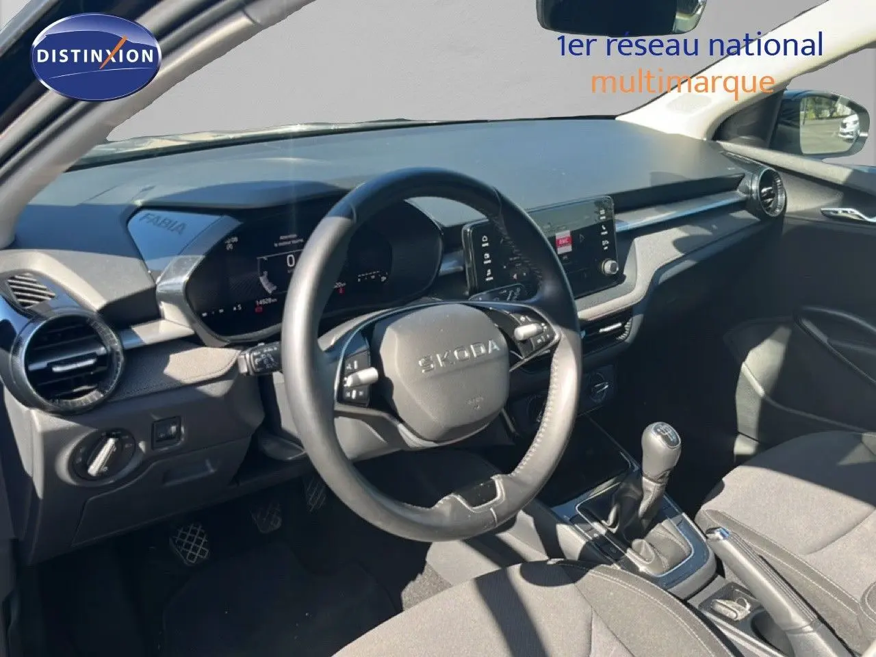 Vue intérieure côté conducteur de la Skoda Fabia 2025 noire, avec volant multifonction et boîte manuelle visible.