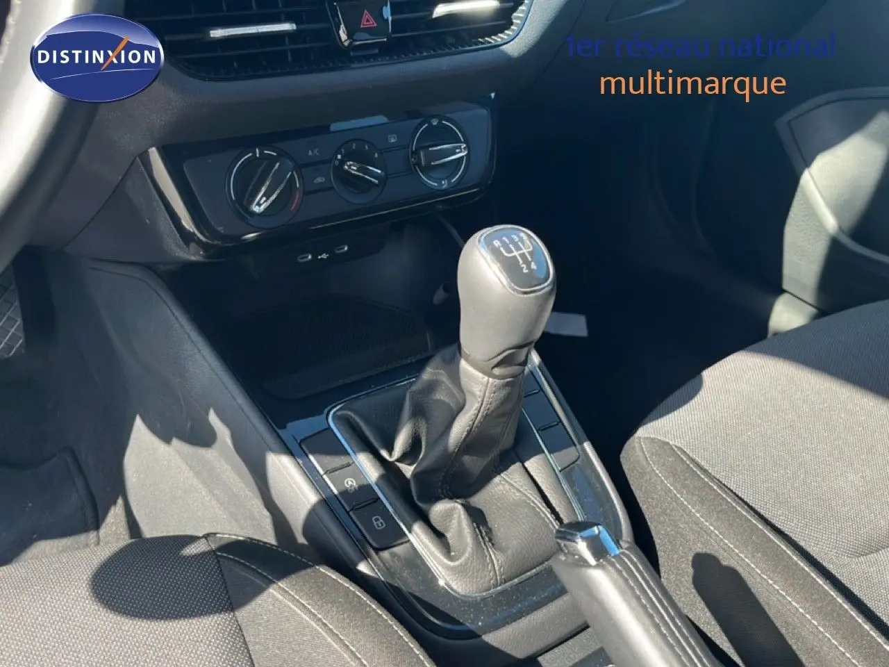 Intérieur de la Skoda Fabia 2025 noir magique métal, focus sur levier de vitesse manuel et commandes de climatisation.
