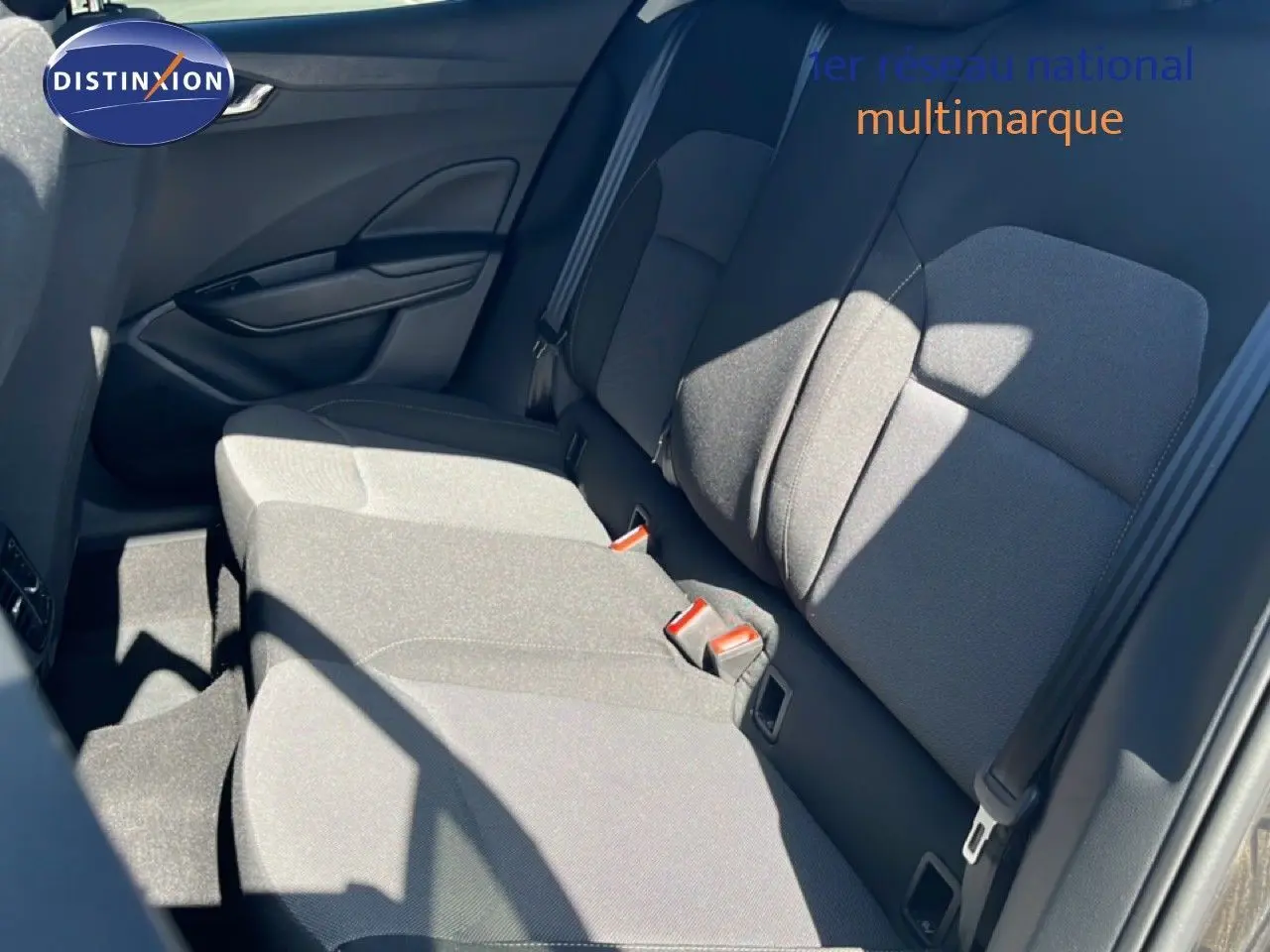 Vue intérieure montrant la banquette arrière côté gauche de la Skoda Fabia 2025 avec sellerie tissu gris noir.