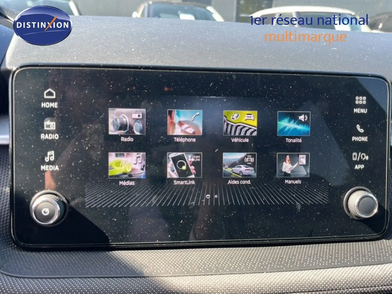 Écran tactile central du tableau de bord de la Skoda Fabia 2025, affichant les options multimédias et connectivité.