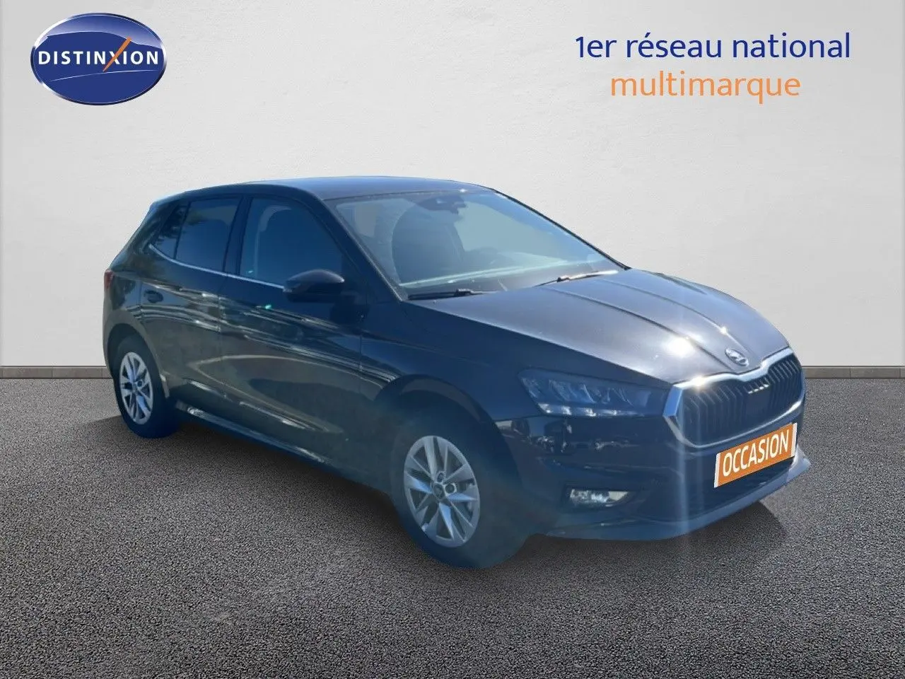 Vue 3/4 avant d'une Skoda Fabia noire métal 2025 avec calandre distinctive et jantes alliage 15 pouces.