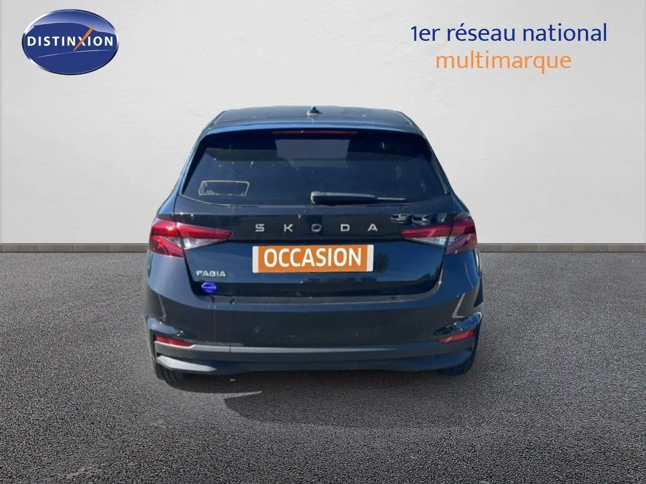 Vue arrière d'une Skoda Fabia noire métal 2025 avec plaque "OCCASION" sur fond neutre.